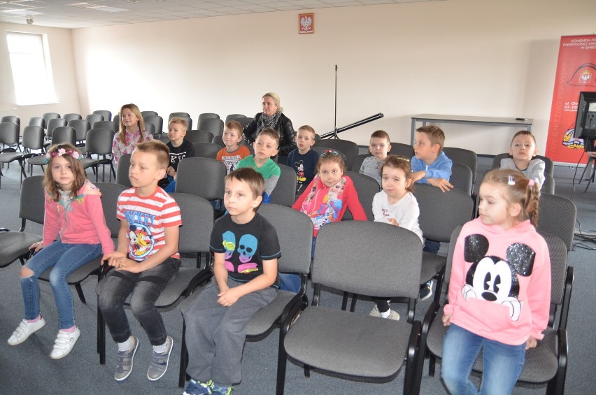 Przedszkolaki z Witkowa z wizytą w straży pożarnej w Gnieźnie [FOTO,VIDEO]