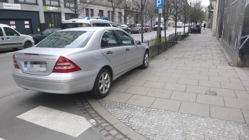 Nowi mistrzowie parkowania na krakowskich ulicach. Co oni wyprawiają?!