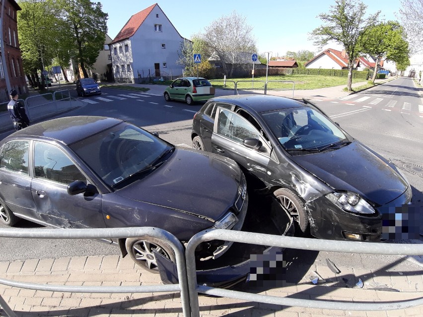 Groźne zderzenie samochodów w Szczecinku. Znowu to pechowe skrzyżowanie [zdjęcia]