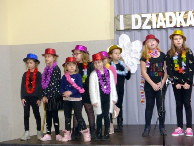 Na scenie pojawiły się młodsze i starsze dzieci, które zaprezentowały swoje umiejętności wokalne i taneczne