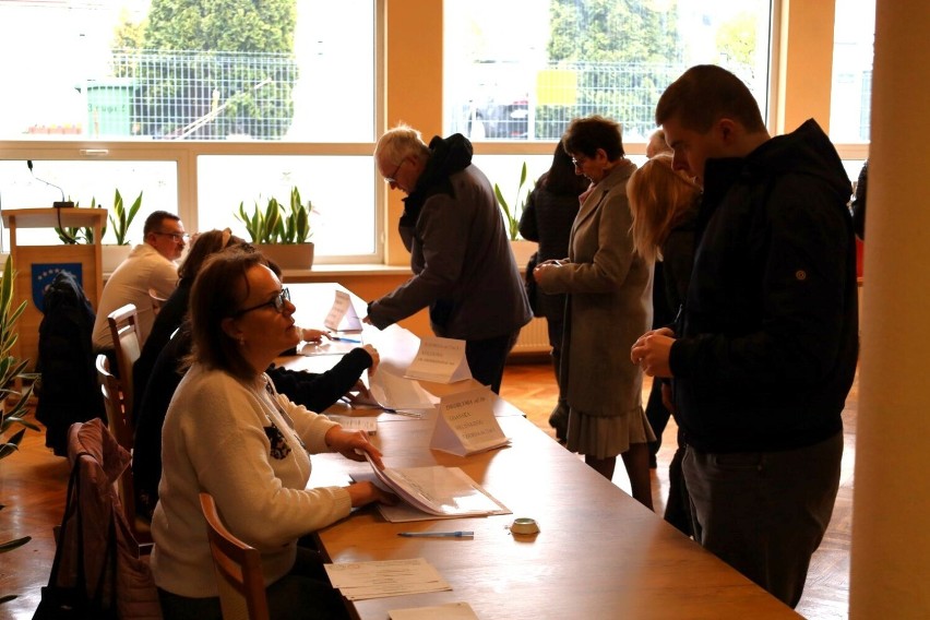 W trzech gminach powiatu kartuskiego trwa głosowanie w drugiej turze wyborów samorządowych