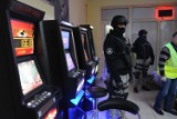 Znikają kolejne mini kasyna. Policja rekwiruje automaty do gier w Żarowie