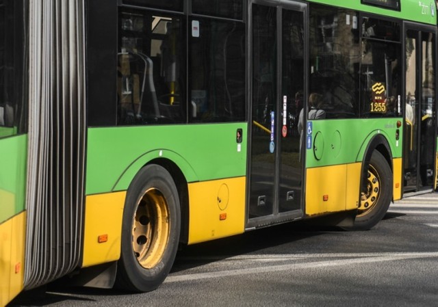 Policja szuka kierowcy, który zajechał drogę autobusowi.