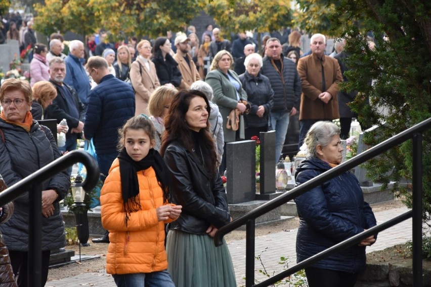 Tłumy na nowotomyskim cmentarzu. Nowotomyślanie odwiedzają...
