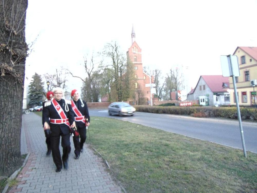 Tłumy na święconkach, tradycja święcenia potraw ciągle żywa (Zdjęcia)