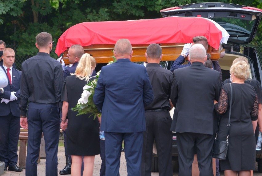 Pogrzeb policjanta, który poświęcił życie, by uratować tonące dziecko. Spoczął na cmentarzu w Siedlcach