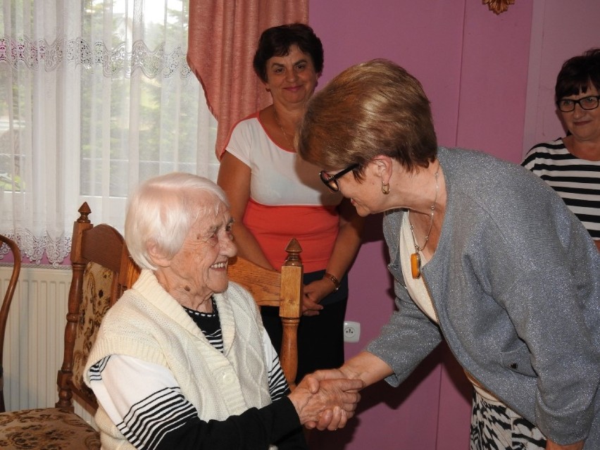Anna Jakubek z Gowidlina w gminie Sierakowice świętowała 100.  urodziny