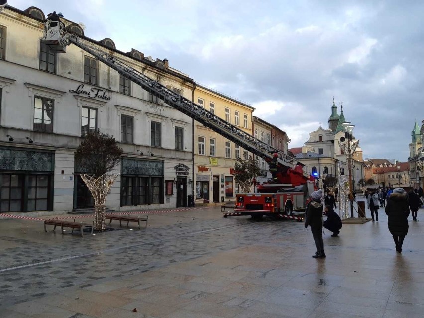 Kamienica przy Krakowskim Przedmieściu w Lublinie ogrodzona. Kawałki gzymsu spadły na deptak (ZDJĘCIA) 