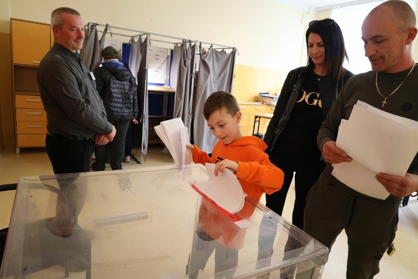 Głosowały całe rodziny, tu w obwodzie w SP7 Szczecinek