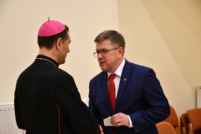 Samorządowcy spotkali się z biskupem Piotrem Sawczukiem na...
