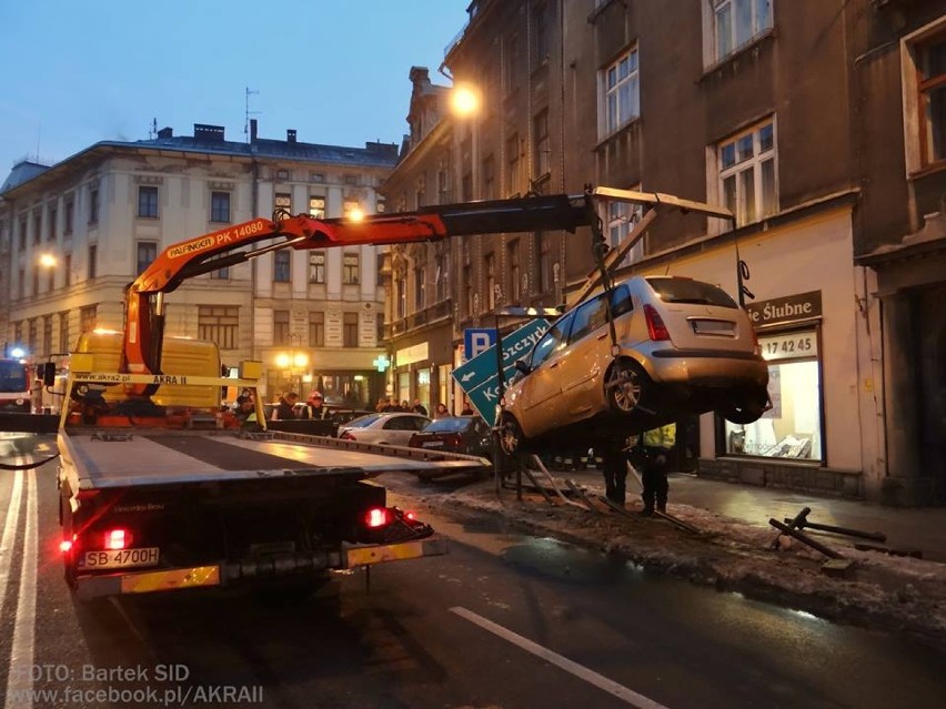 Wypadek w Bielsku-Białej na Stojałowskiego. Trzy osoby ranne [ZDJĘCIA]