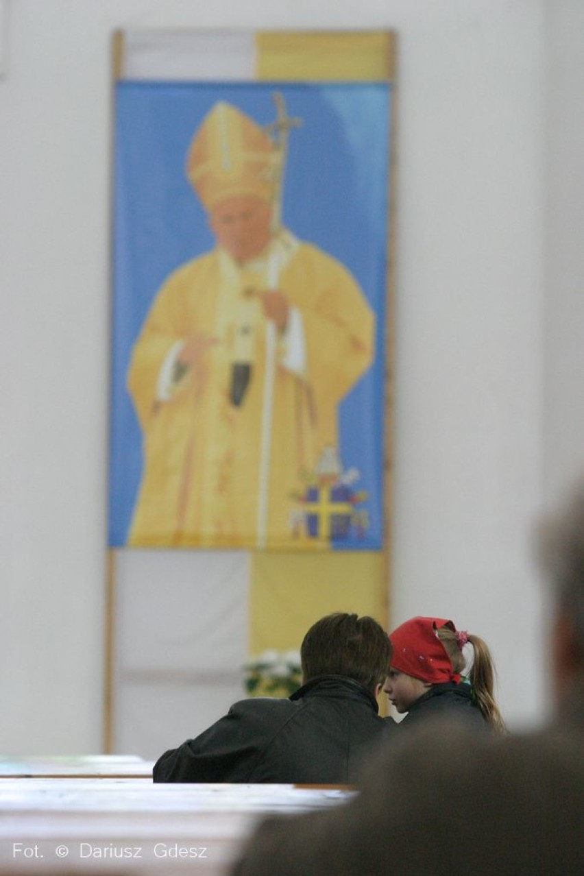Wałbrzych: 14. lat temu została ogłoszona żałoba narodowa po śmieci Papieża Jana Pawła II [ZDJĘCIA ARCHIWALNE]