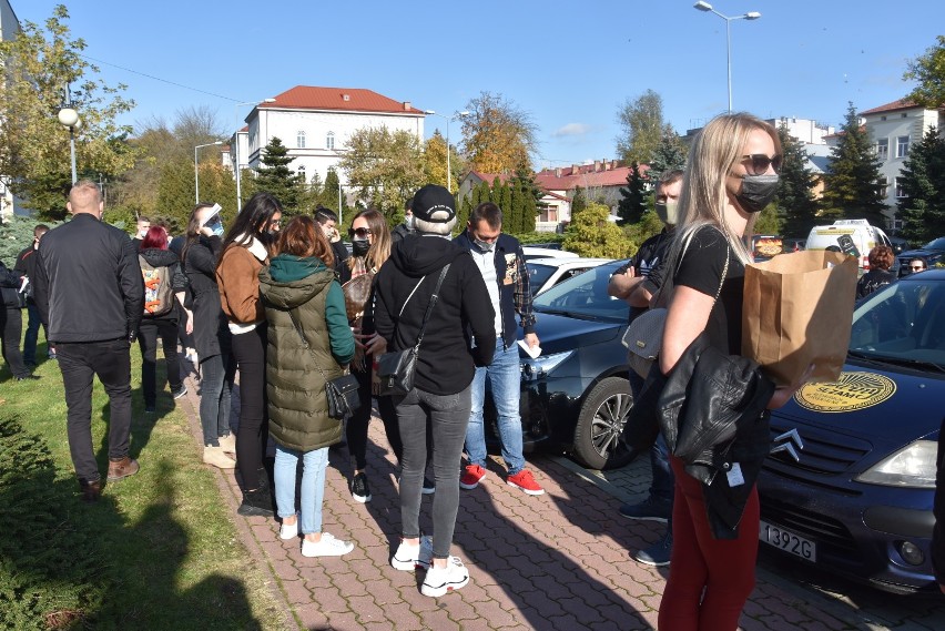 Koronawirus. Branża gastronomiczna w Tarnowie na krawędzi przez pandemię. Restauratorzy protestują i czekają na pomoc rządu [ZDJĘCIA]