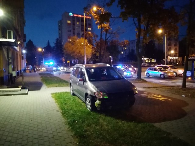 Na ulicy Źródłowej w Kielcach samochód uderzył w bariery i wjechał na chodnik