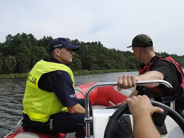 Policjanci i WOPR kontrolują kąpieliska