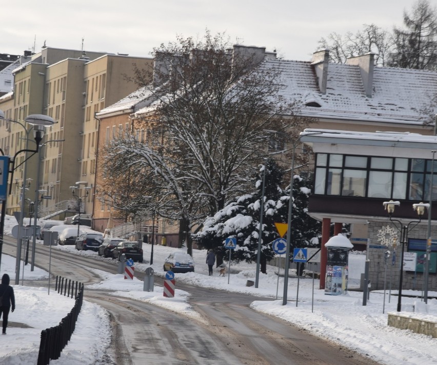 Tychy zimą - kościół św. Marii Magdaleny, rynek i przyległe...