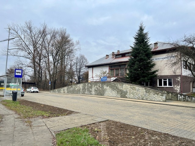 Nowo wybudowany parking w Pietrzykowicach obok stacji kolejowej PKP