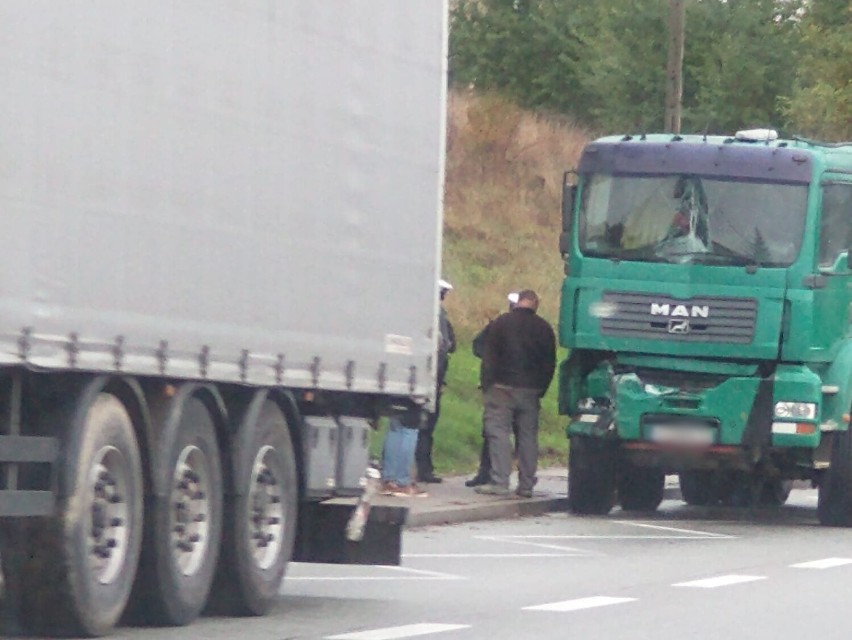Kolizja w Ropie - na DK 28 zderzyły się dwa samochody ciężarowe. W Gorlicach na Dukielskiej dostawczak wpadł do rowu