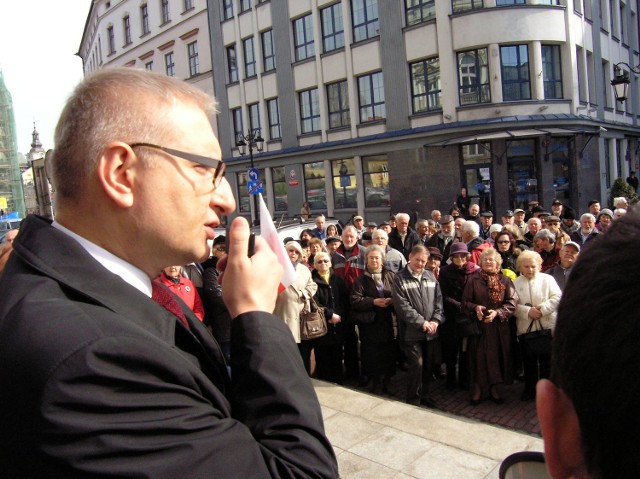 Poseł PiS Stanisław Pięta przed bielskim ratuszem podczas akcji w obronie TV Trwam