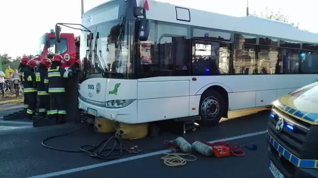 Śmiertelny wypadek na ul. Przy Skarpie w Toruniu. Kto zawinił? [ZDJĘCIA]