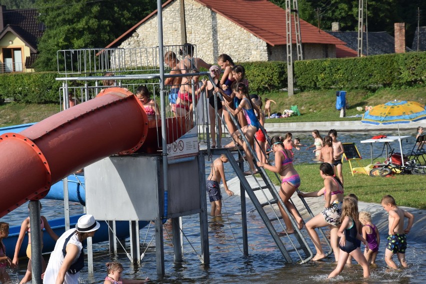 Mieszkańcy powiatu szukają ochłody na basenie w Kroczycach FOTO