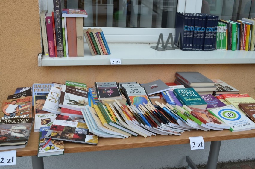 Trwa kiermasz książek przy bibliotece na Skarbku. ZDJĘCIA