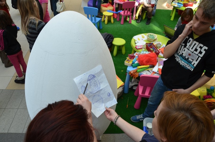 Dziennik Zachodni w CH Pogoria maluje jajko giganta. Zobaczcie jak powstawała ogromna pisanka!
