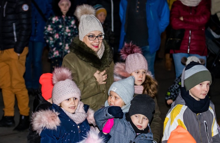 Sylwester 2019 w Pucku. Na Starym Rynku dzieci żegnały stary rok i czekały na przyjście nowego 2020