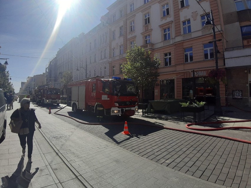 Łódź. Pożar w mieszkaniu w centrum miasta. Kobieta doznała poparzeń twarzy ZDJĘCIA
