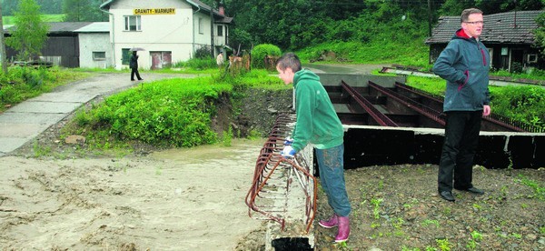 Powódź Nowy Sącz: potok Łubinka odciął od świata mieszkańców ul. Obłazy [ZDJĘCIA]