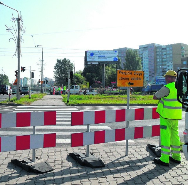 Oznaczenia na wiadukcie nad S 86 już stoją. Uważać muszą też piesi