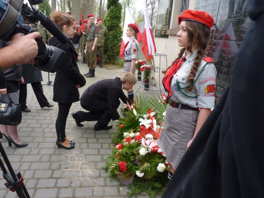 Złożenie kwiatów na Starym Cmentarzu w Radomsku