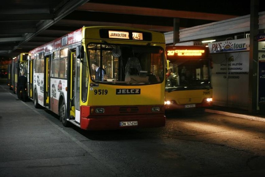 2009 rok. Nocne autobusy odjeżdżają z dworca PKS przy ul....