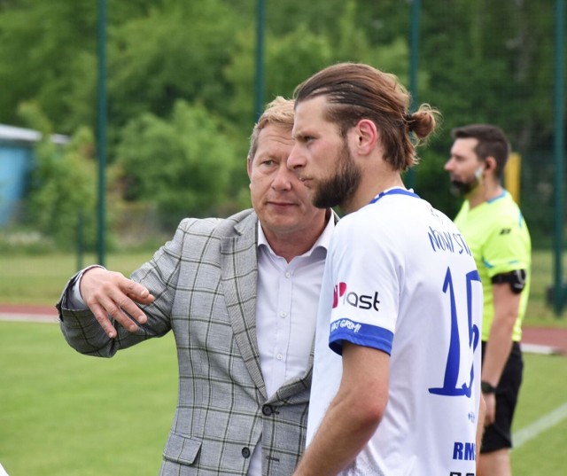 Trener Grzegorz Obiała pożegnał się z Gromem Nowy Staw. Na zdjęciu z Dawidem Zielińskim, który został nowym II trenerem.