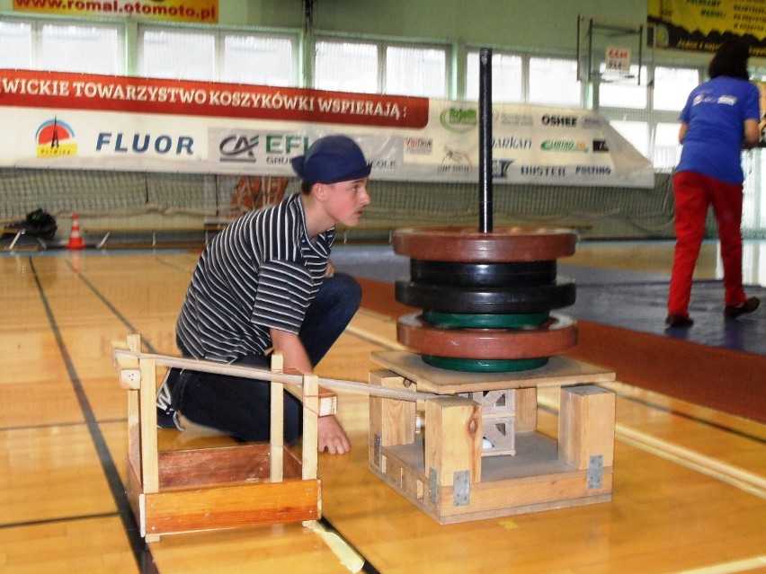 Konstrukcja z drewna balsa wytrzymała obciążenie 340 kg. To dzięki uczniom z programu Makgajwer