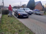 Wypadek w Prószkowie. BMW uderzyło w nieoznakowany radiowóz. Jeden z policjantów jest ranny