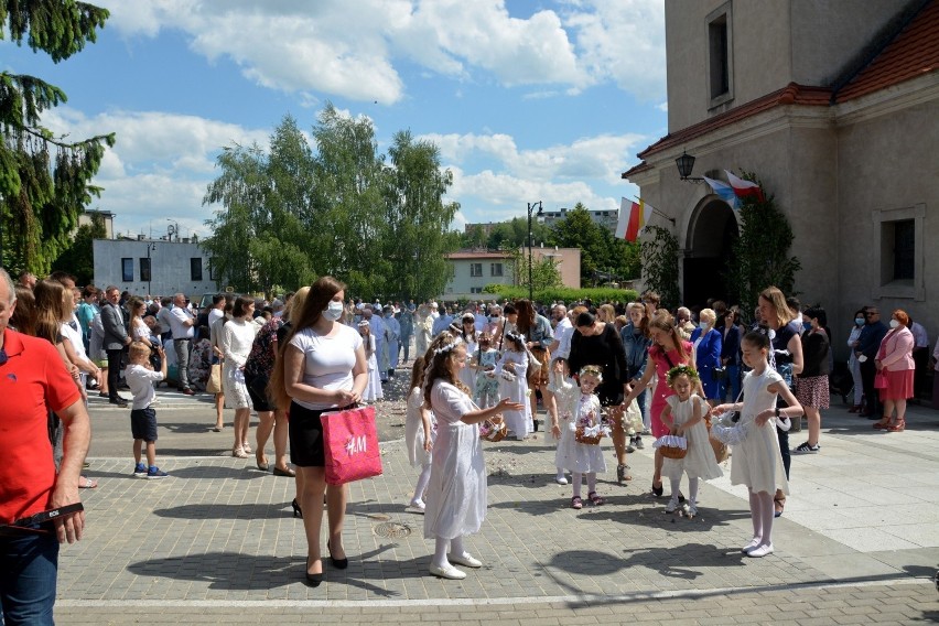 Skromna uroczystość Bożego Ciała przed kościołem w Sępólnie...