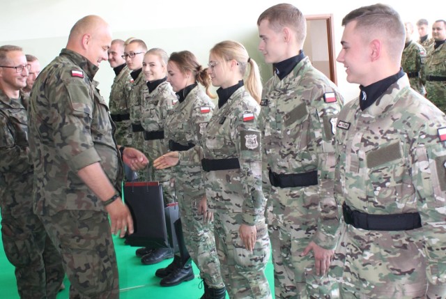 Zespół Szkół nr 1 w Golubiu-Dobrzyniu podpisał porozumienie o współpracy z Centrum Szkolenia Wojsk Obrony Terytorialnej w Toruniu. Podczas spotkania wręczono także wyższe stopnie kadetom z klas III i II