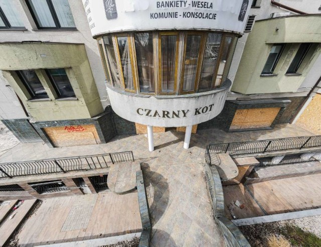 Stowarzyszenie Nowy Żoliborz poinformowało w czwartkowy poranek, że Czarny Kot wraca na Plac Grunwaldzki, a obok budynku pojawi się ogromny parking dla wszystkich mieszkańców Warszawy. Jak czytamy w opublikowanym poście na Facebooku stowarzyszenia "prace budowlane zostaną rozpoczęte jesienią, gdy uprawomocni się wydane w trybie Lex Developer pozwolenie na budowę (budynek będzie znacznie wyższy niż zapisy w planie miejscowym), natomiast wycinki pod parking zaczną się prawdopodobnie jeszcze w kwietniu". 



