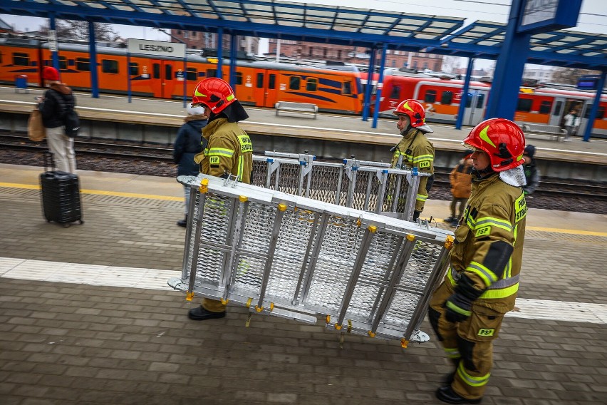Wypadek na dworcu PKP w Lesznie. Pasażer wpadł pod pociąg, którym podróżował. 40 - latek jest w ciężkim stanie