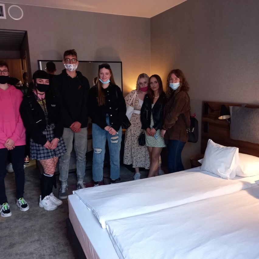 Malbork. Uczniowie ZSP 3 z wizytą w 4-gwiazdkowym hotelu. Zapoznali się z funkcjonowaniem obiektu także w czasie pandemii