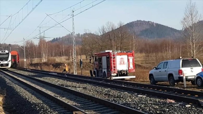 Śmiertelny wypadek. Pociąg potrącił motocyklistę. Zginął 26-latek