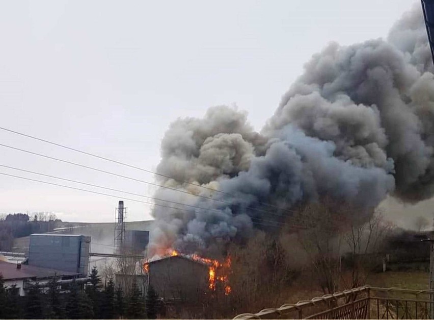 Pożar hali zakładu w Żabnicy. Zdjęcia dzięki uprzejmości...