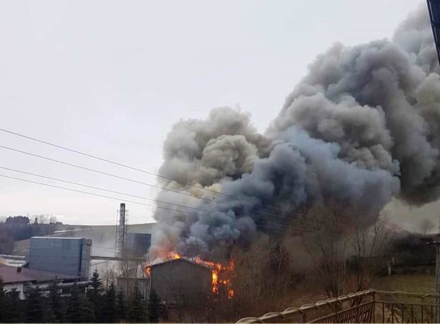 Pożar hali zakładu w Żabnicy. Zdjęcia dzięki uprzejmości portalu Żywiec 112