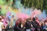 Na stadionie w Leszczynach odbył się festiwal kolorów. Uczestnicy od stóp do głów skąpali się w kolorowych proszkach. Zobaczcie ZDJĘCIA!