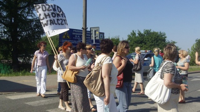 Maj 2011
Pracownicy kraśnickiego szpitala blokowali drogę K-19
Przez dwie godziny pracownicy Szpitala Powiatowego w Kraśniku protestowali przeciwko planowanym obniżkom płac. Pracownicy szpitala chodzili po przejściu dla pieszych w pobliżu stacji benzynowej Shell na krajowej &#8222;19&#8221; utrudniając ruch pojazdów zarówno w stronę Lublina, jak i Rzeszowa. Przez 5 minut blokowali drogę, a przez kolejne 10 przepuszczali samochody.
