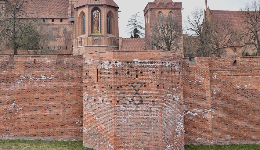 Malbork. Zamek miejscami biały po zimie. To naturalne zjawiska na murach, ale muzeum będzie się starało zaradzić im na przyszłość