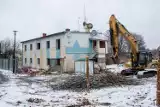 Nowa siedziba biblioteki gminnej w Trzebnicy. Rozpoczęły się prace rozbiórkowe w miejscu, gdzie stanie nowy budynek [zdjęcia, wizualizacje]