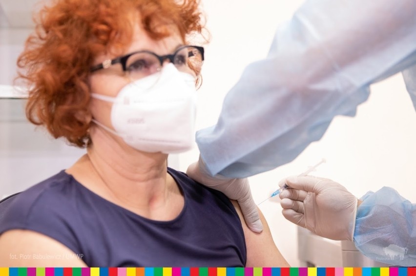 W niedzielne południe szpital w Łomży zaczął szczepienia antycovidowe (zdjęcia)