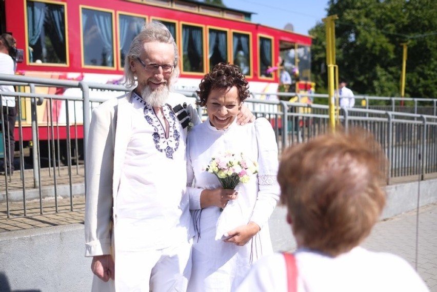 Ach co to był za ślub.   Na ślubnym kobiercu w tramwaju...